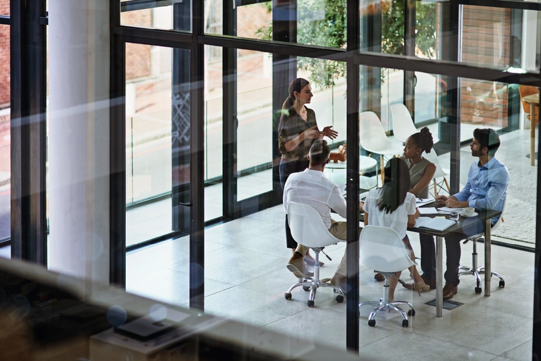 female-presenting-at-team-meeting-HORIZONTAL-2