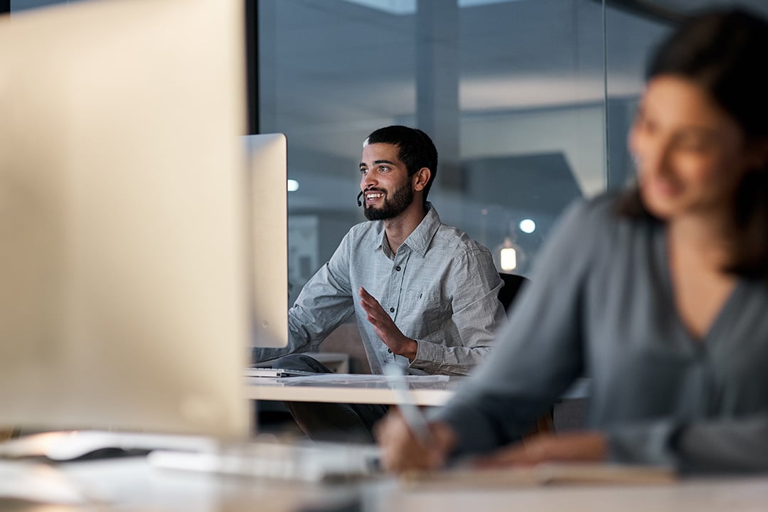 smiling-IT-tech-resolving-problems-for-customer-on-phone